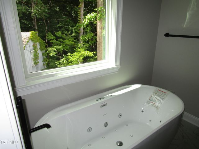 122 Five Oaks Drive, Johnson City, TN 37604