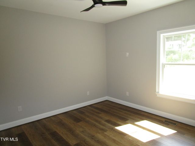 122 Five Oaks Drive, Johnson City, TN 37604