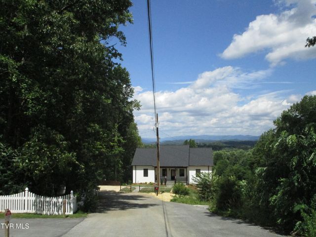 122 Five Oaks Drive, Johnson City, TN 37604