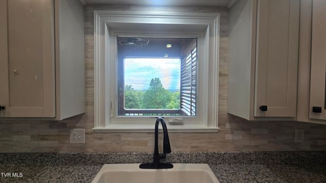 122 Five Oaks Drive, Johnson City, TN 37604