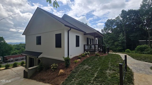 122 Five Oaks Drive, Johnson City, TN 37604