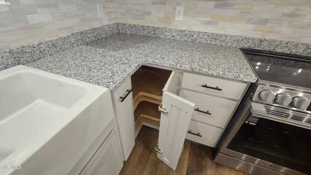 122 Five Oaks Drive, Johnson City, TN 37604