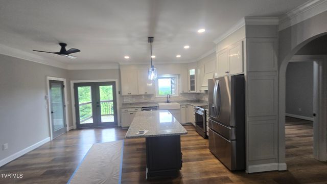 122 Five Oaks Drive, Johnson City, TN 37604