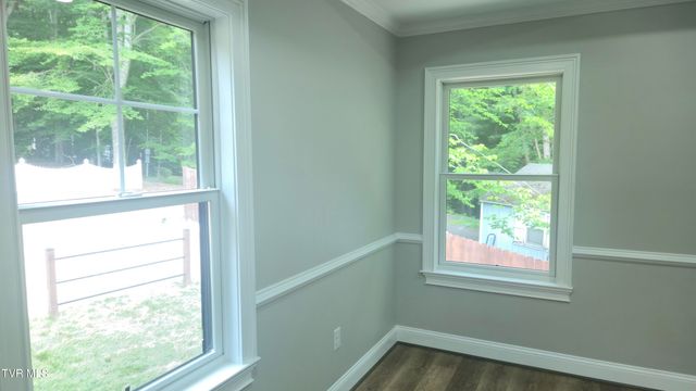 122 Five Oaks Drive, Johnson City, TN 37604