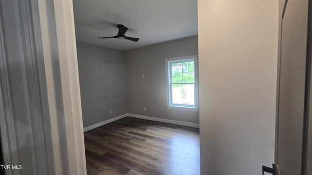 122 Five Oaks Drive, Johnson City, TN 37604