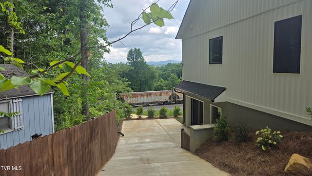122 Five Oaks Drive, Johnson City, TN 37604