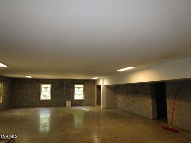 122 Five Oaks Drive, Johnson City, TN 37604