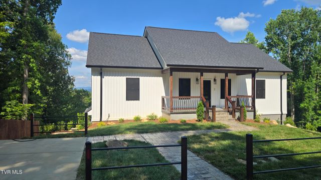 122 Five Oaks Drive, Johnson City, TN 37604
