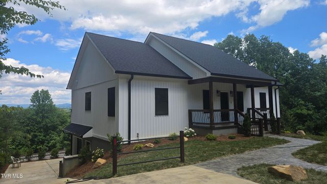 122 Five Oaks Drive, Johnson City, TN 37604