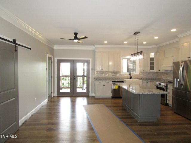 122 Five Oaks Drive, Johnson City, TN 37604