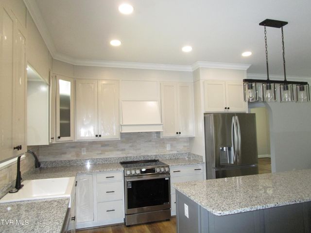 122 Five Oaks Drive, Johnson City, TN 37604