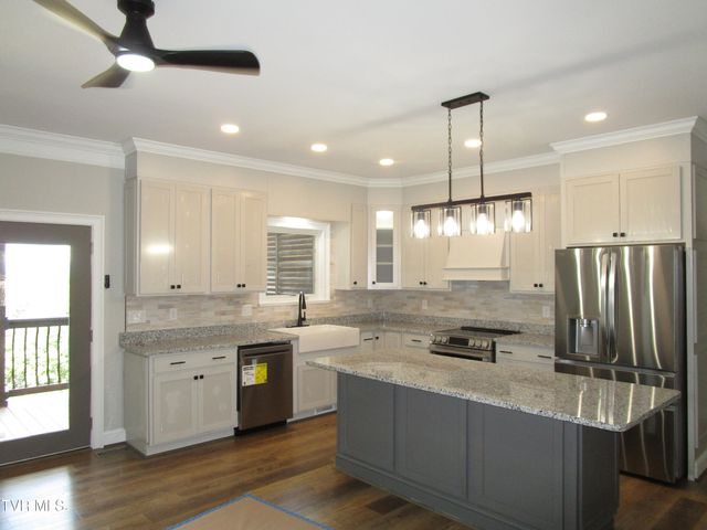 122 Five Oaks Drive, Johnson City, TN 37604