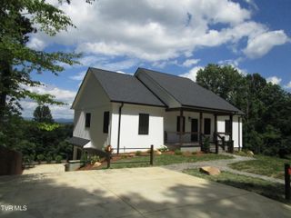 122 Five Oaks Drive, Johnson City, TN 37604