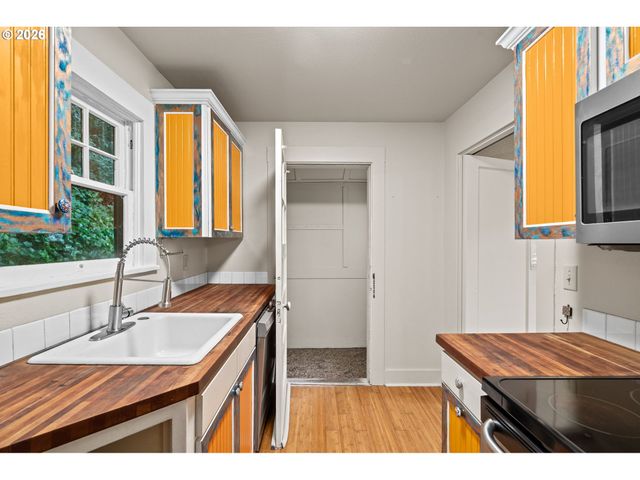 6637 Nw SAINT HELENS Rd, Portland, OR 97210