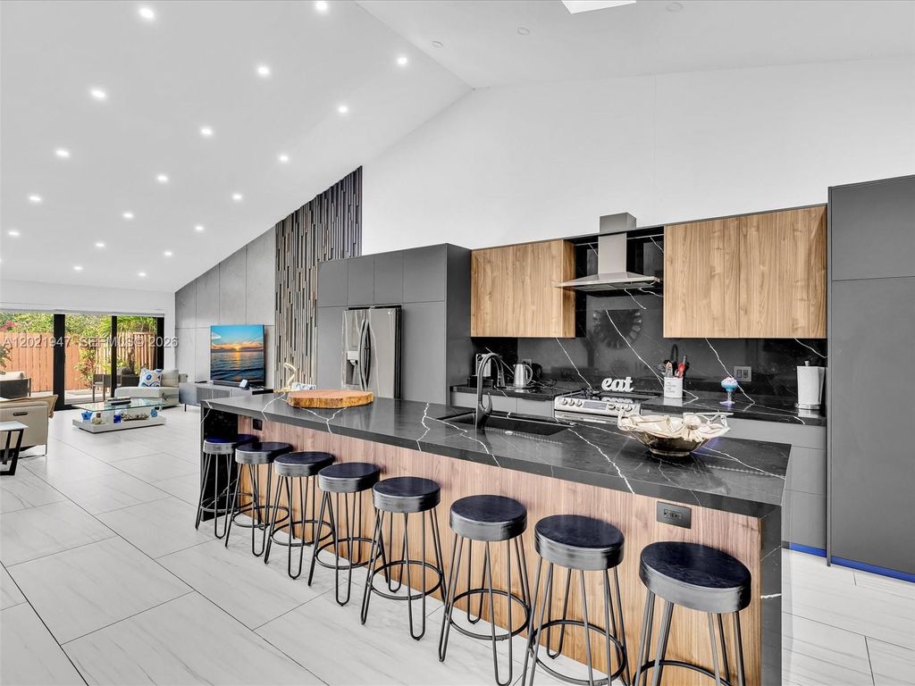 500 NE 199th Terrace 7J, Miami, FL 33179