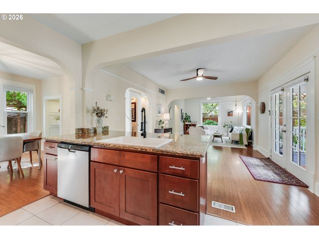 8690 N WILLAMETTE Blvd, Portland, OR 97203