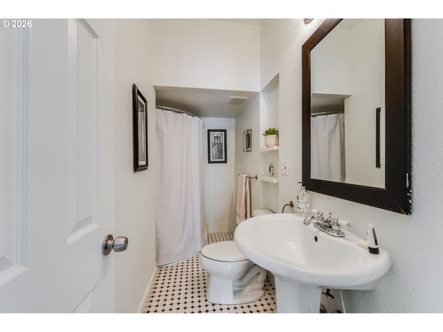 8690 N WILLAMETTE Blvd, Portland, OR 97203