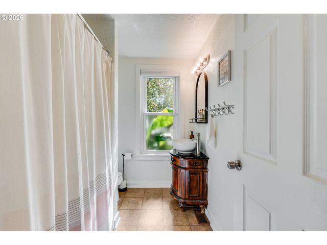 8690 N WILLAMETTE Blvd, Portland, OR 97203