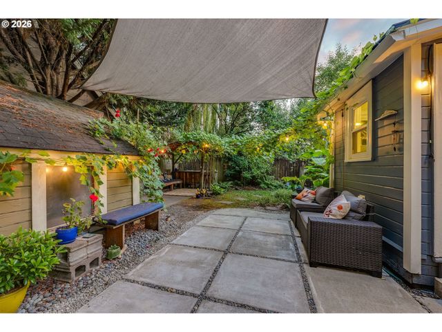 8690 N WILLAMETTE Blvd, Portland, OR 97203
