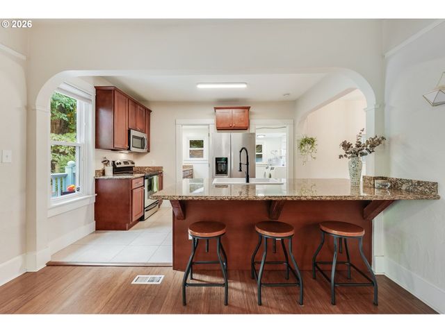 8690 N WILLAMETTE Blvd, Portland, OR 97203