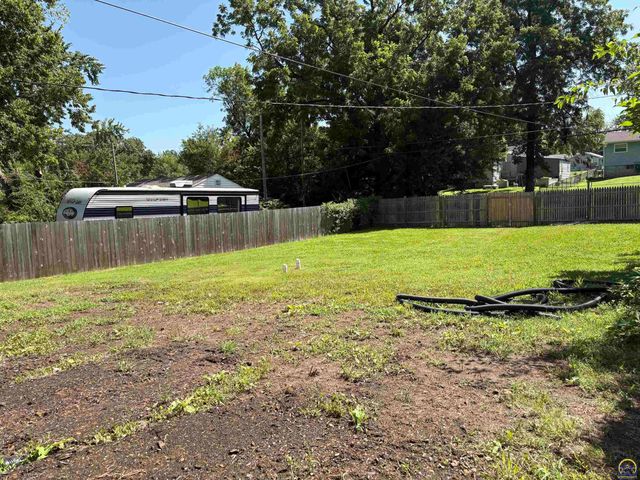 2608 SE Iowa AVE, Topeka, KS 66605
