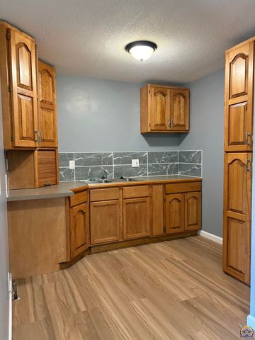 2608 SE Iowa AVE, Topeka, KS 66605
