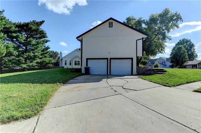 2029 Place Liberte Drive, Liberty, MO 64068