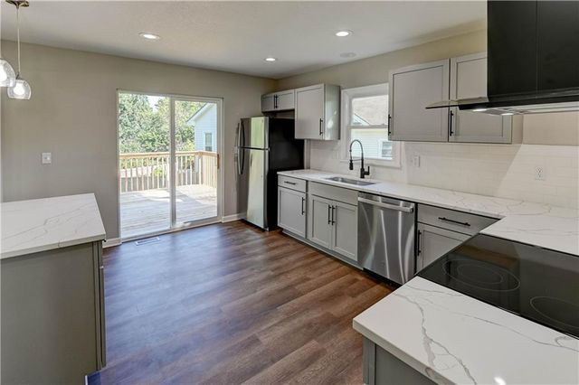 2029 Place Liberte Drive, Liberty, MO 64068