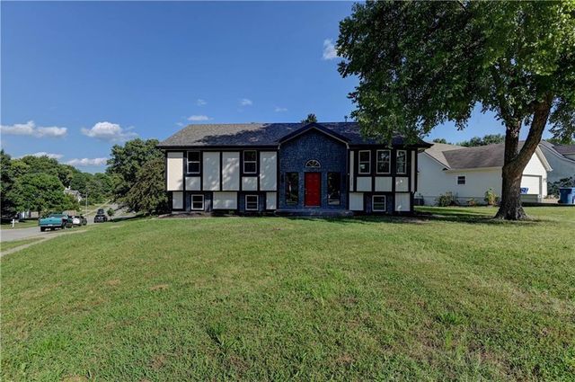 2029 Place Liberte Drive, Liberty, MO 64068