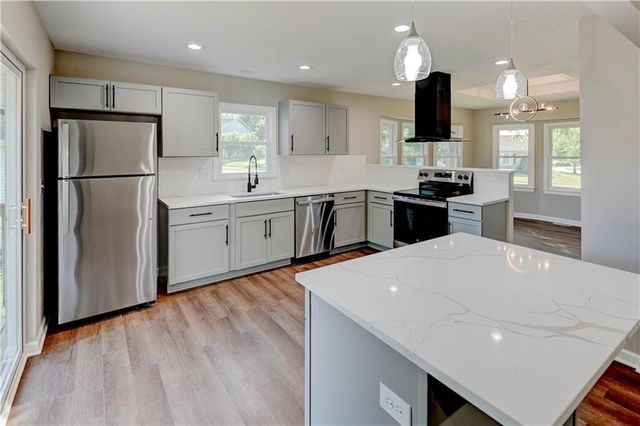 2029 Place Liberte Drive, Liberty, MO 64068