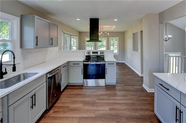 2029 Place Liberte Drive, Liberty, MO 64068