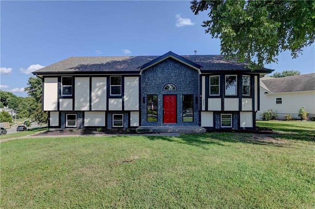 2029 Place Liberte Drive, Liberty, MO 64068