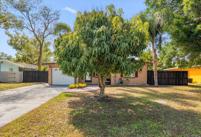 611 11TH STREET NW, Largo, FL 33770