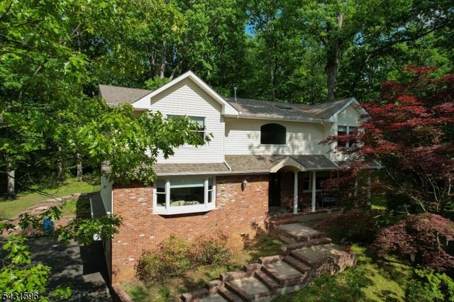 17 Drift Rd, Watchung Boro, NJ 07069