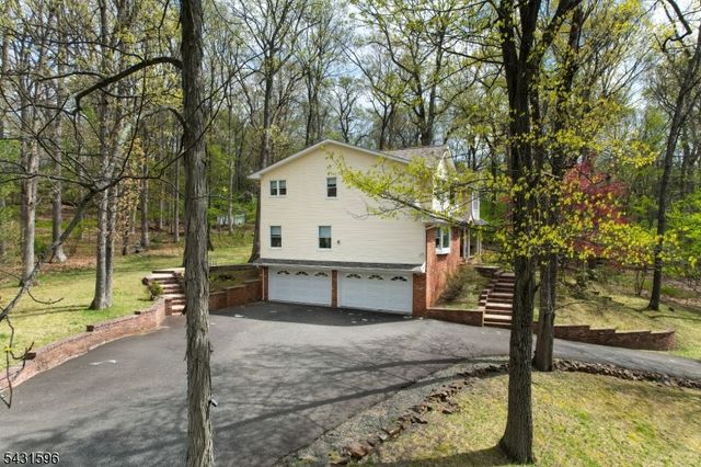 17 Drift Rd, Watchung Boro, NJ 07069