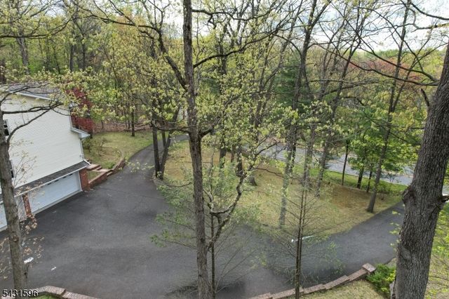 17 Drift Rd, Watchung Boro, NJ 07069