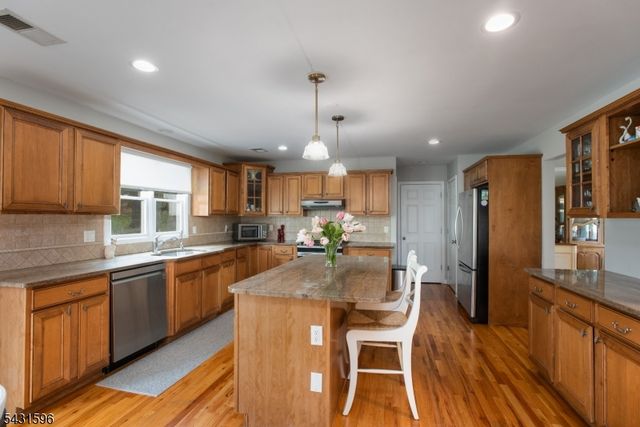 17 Drift Rd, Watchung Boro, NJ 07069