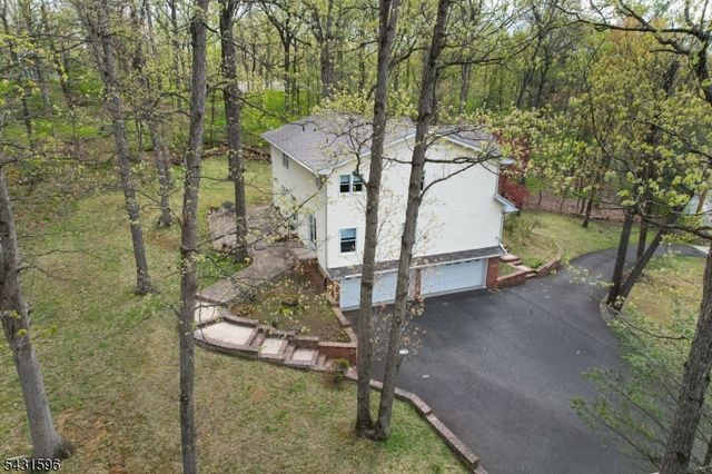 17 Drift Rd, Watchung Boro, NJ 07069