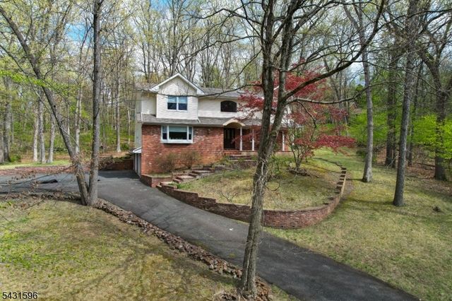 17 Drift Rd, Watchung Boro, NJ 07069