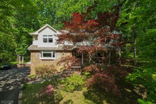 17 Drift Rd, Watchung Boro, NJ 07069
