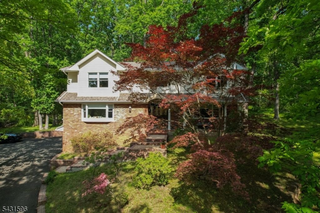 17 Drift Rd, Watchung Boro, NJ 07069