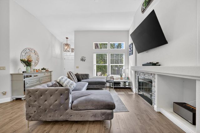 396 SEATON Dr, Folsom, CA 95630
