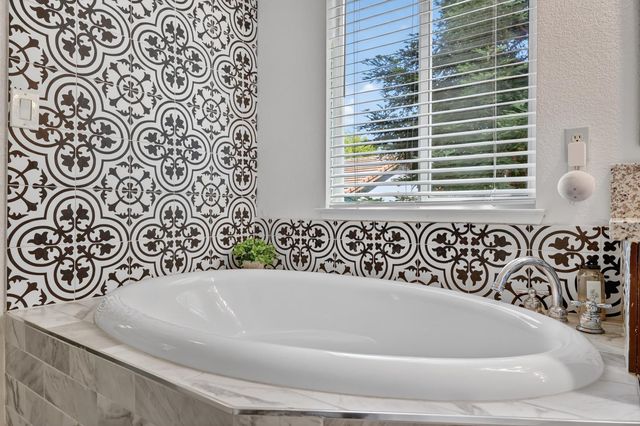 396 SEATON Dr, Folsom, CA 95630