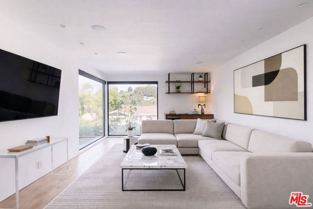 11428 Dona Lola Drive, Studio City, CA 91604