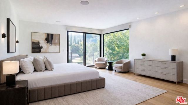 11428 Dona Lola Drive, Studio City, CA 91604