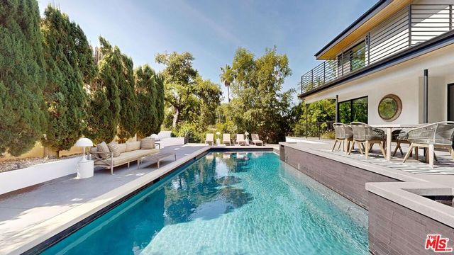 11428 Dona Lola Drive, Studio City, CA 91604