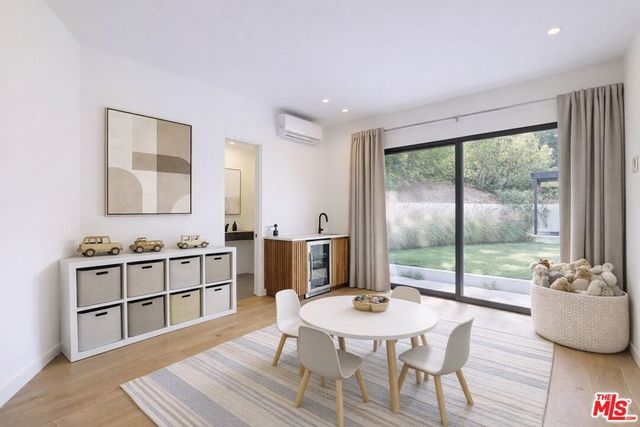 11428 Dona Lola Drive, Studio City, CA 91604