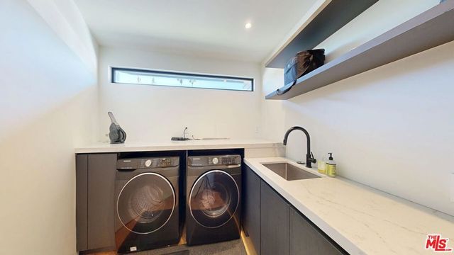 11428 Dona Lola Drive, Studio City, CA 91604