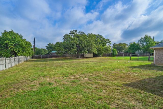 809 Amon Trail, Azle, TX 76020