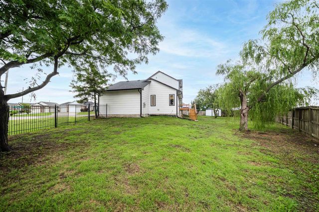 9501 E Stafford Ct, Wichita, KS 67207